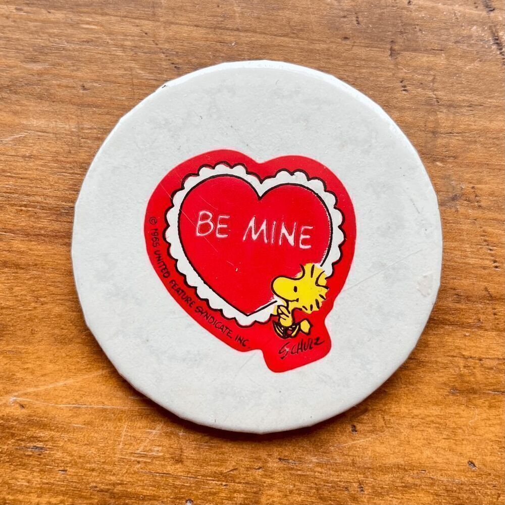 RARE Vintage 1965 "Be Mine" Woodstock Peanuts Valentine Button Pin Badge